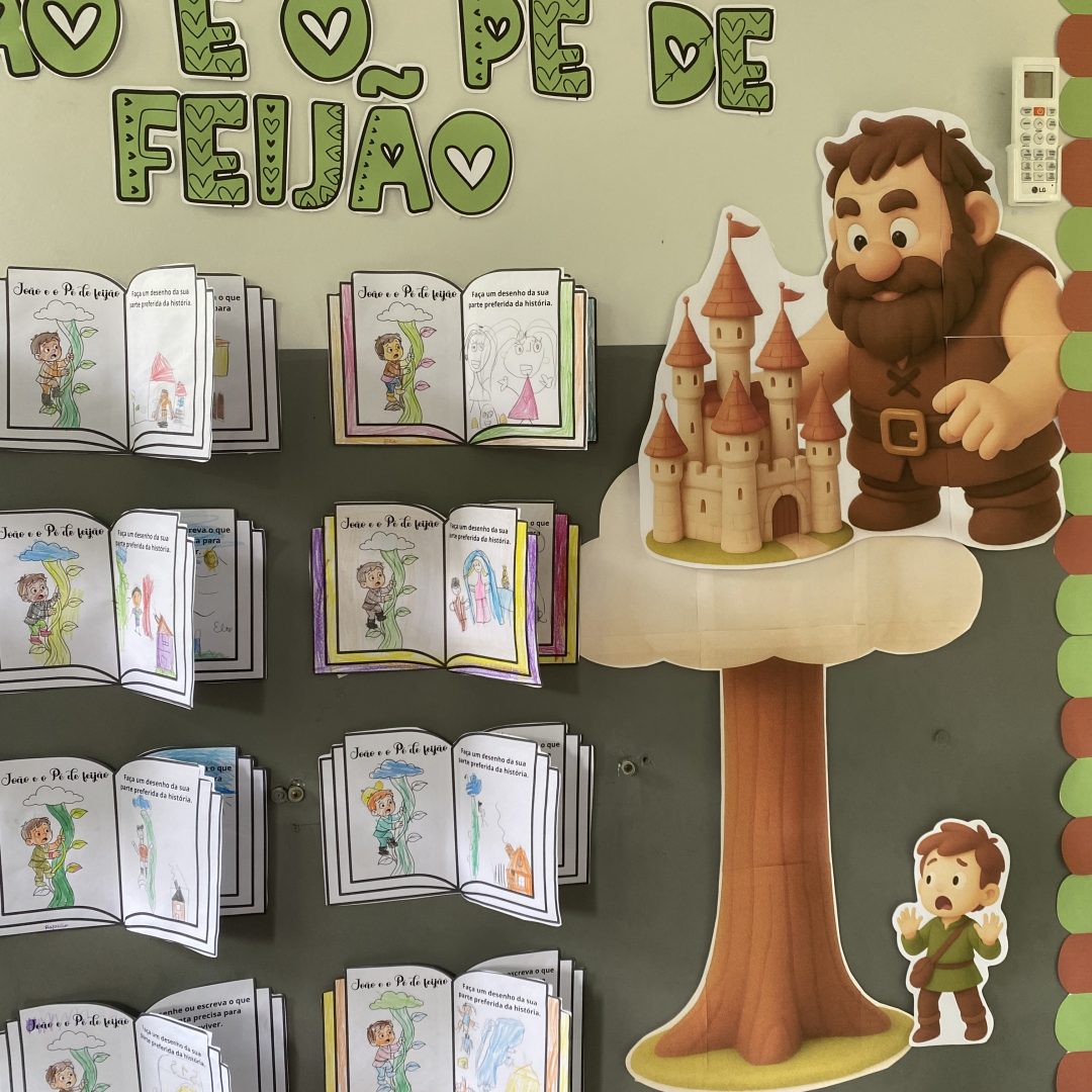 Painel João e o Pé de Feijão.